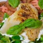 Limetten-Kabeljau mit Joghurtsauce auf Salat
