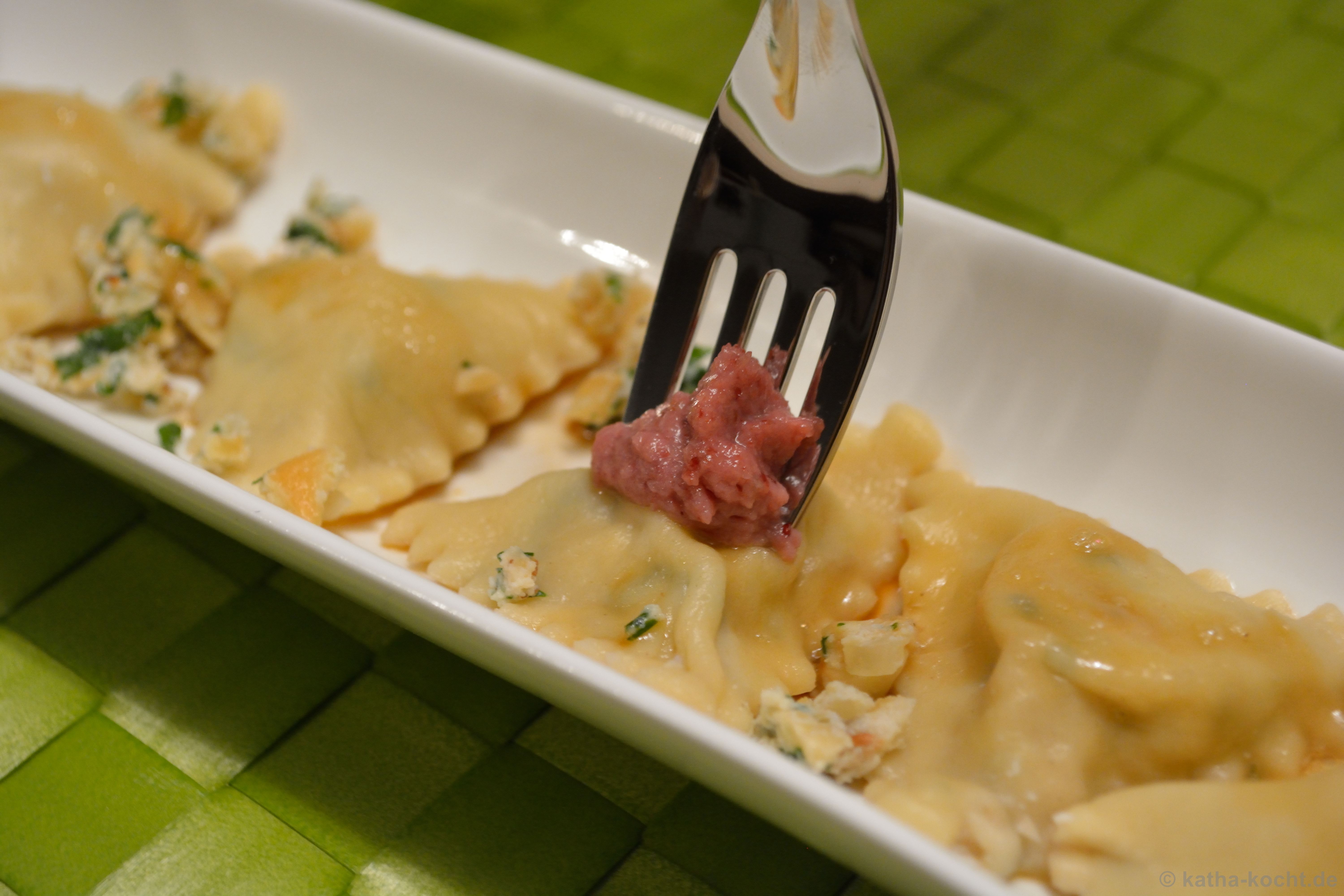 Cashew-Ricotta Ravioli mit Preiselbeer-Walnusspesto