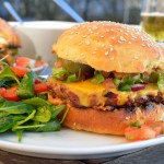 Chili Burger mit Koriander Salsa und Jalapenos