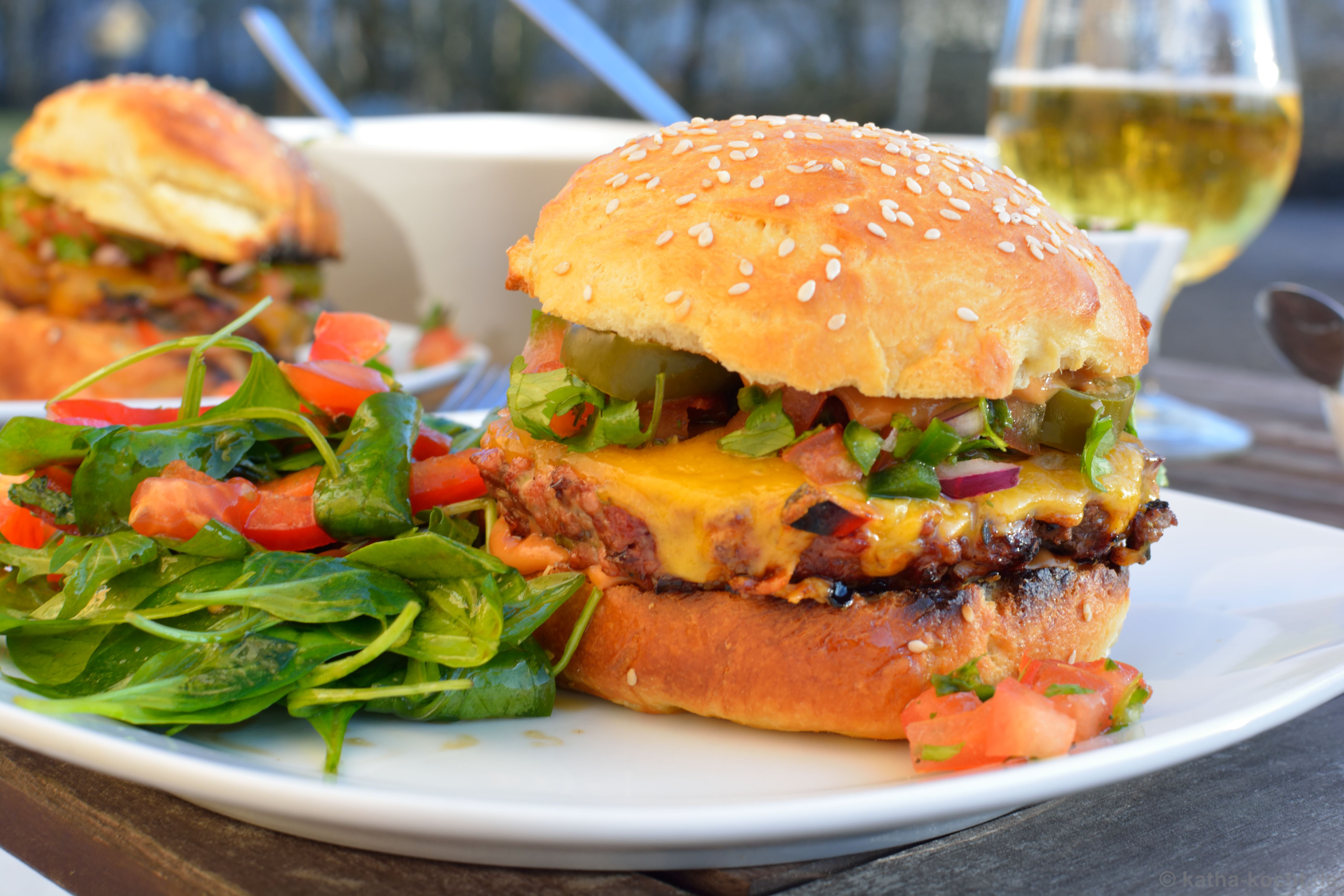 Chili Burger mit Koriander Salsa und Jalapenos