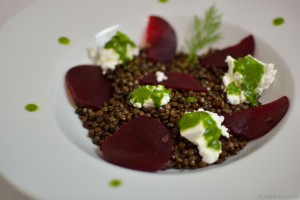 Puy-Linsensalat mit roter Bete und Ziegenkäse