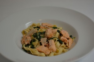 Tagliatelle mit Regenbogenforelle und Spinat