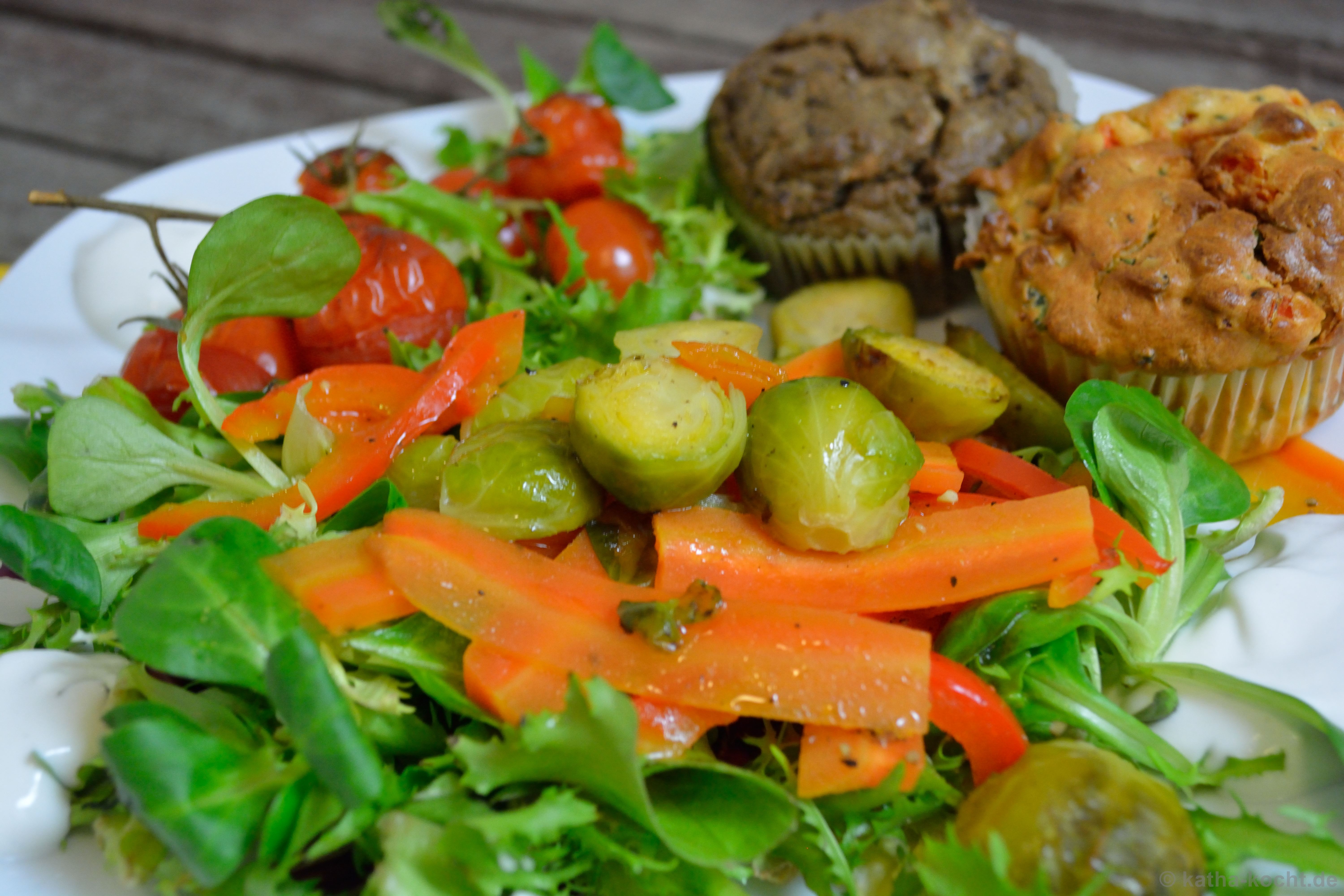 Warmer Salat mit herzhaften Muffins