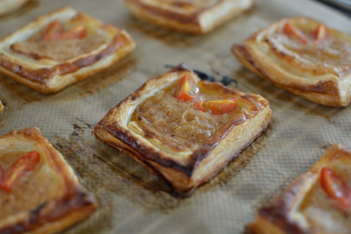 Blätterteigteilchen mit Räucherlachs auf fruchtiger Sauce - Katha-kocht!