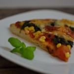 Salami Pizza mit Spinat und Mais