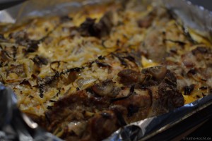 Zarte Schweinekotletts mit geschmorten Zwiebeln