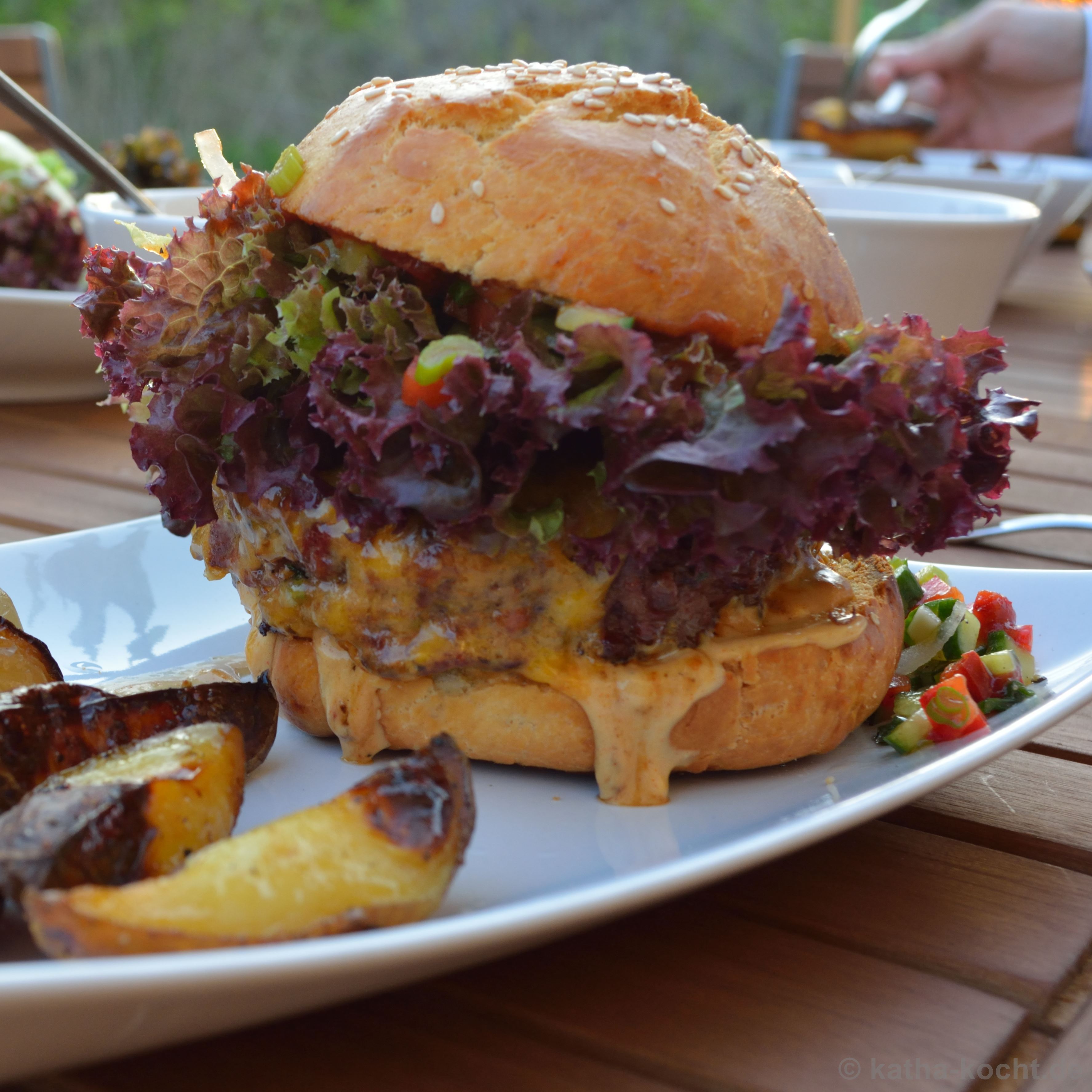 Cheeseburger mit Paprika-Gurken Salsa