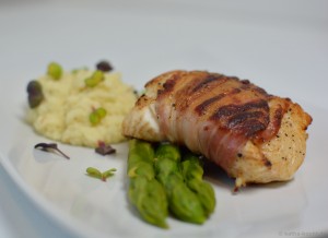 Gebratener Waller auf grünem Spargel