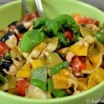 Bunter Nudelsalat mit Walnüssen und Tomaten