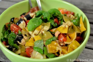 Bunter_Farfallesalate_mit_Tomaten_2