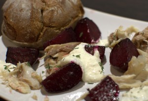 Kleiner Salat mit gebackener roter Bete und geräucherter Makrele