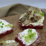 Schnittchen mit Rote-Bete Brot und Räucherfisch