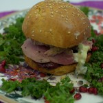 Festlicher Burger mit Ente und Rotwein-Chili Kirschen