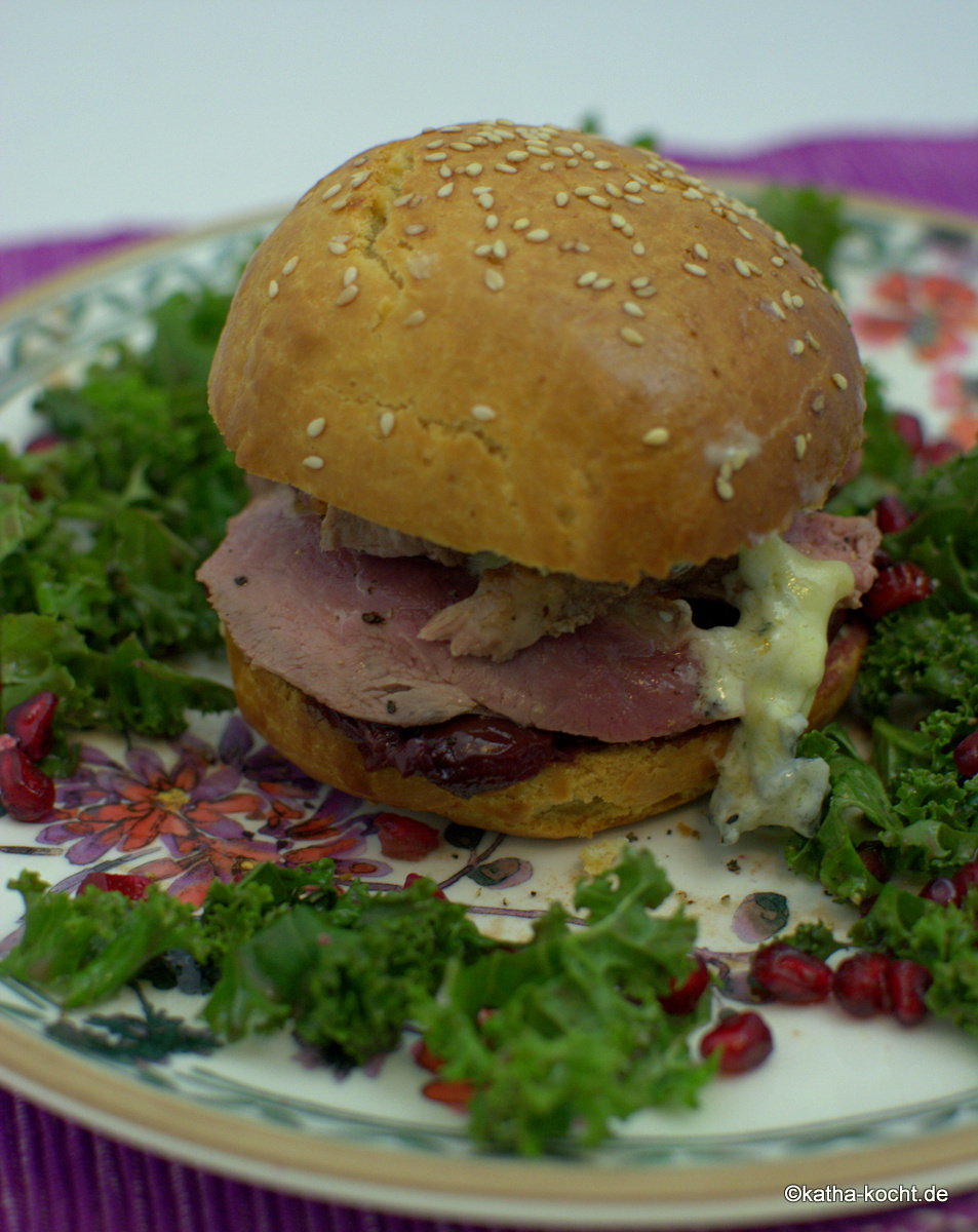 Festlicher Burger mit Ente und Rotwein-Chili Kirschen