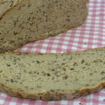 Roggen-Leinsamen Brot mit körnigem Frischkäse