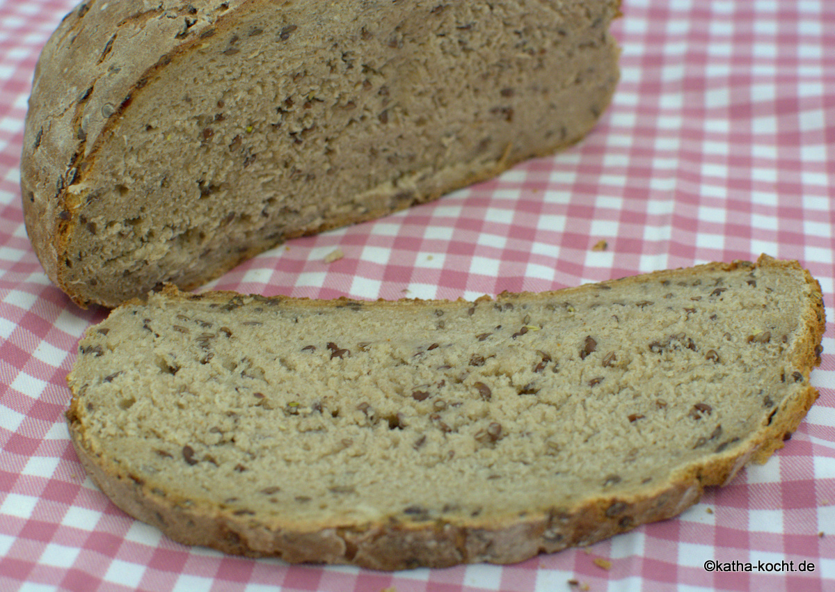 Roggen-Leinsamen Brot mit körnigem Frischkäse