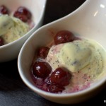 Weiße Schokolade-Mohn Eis mit heißen Kirschen