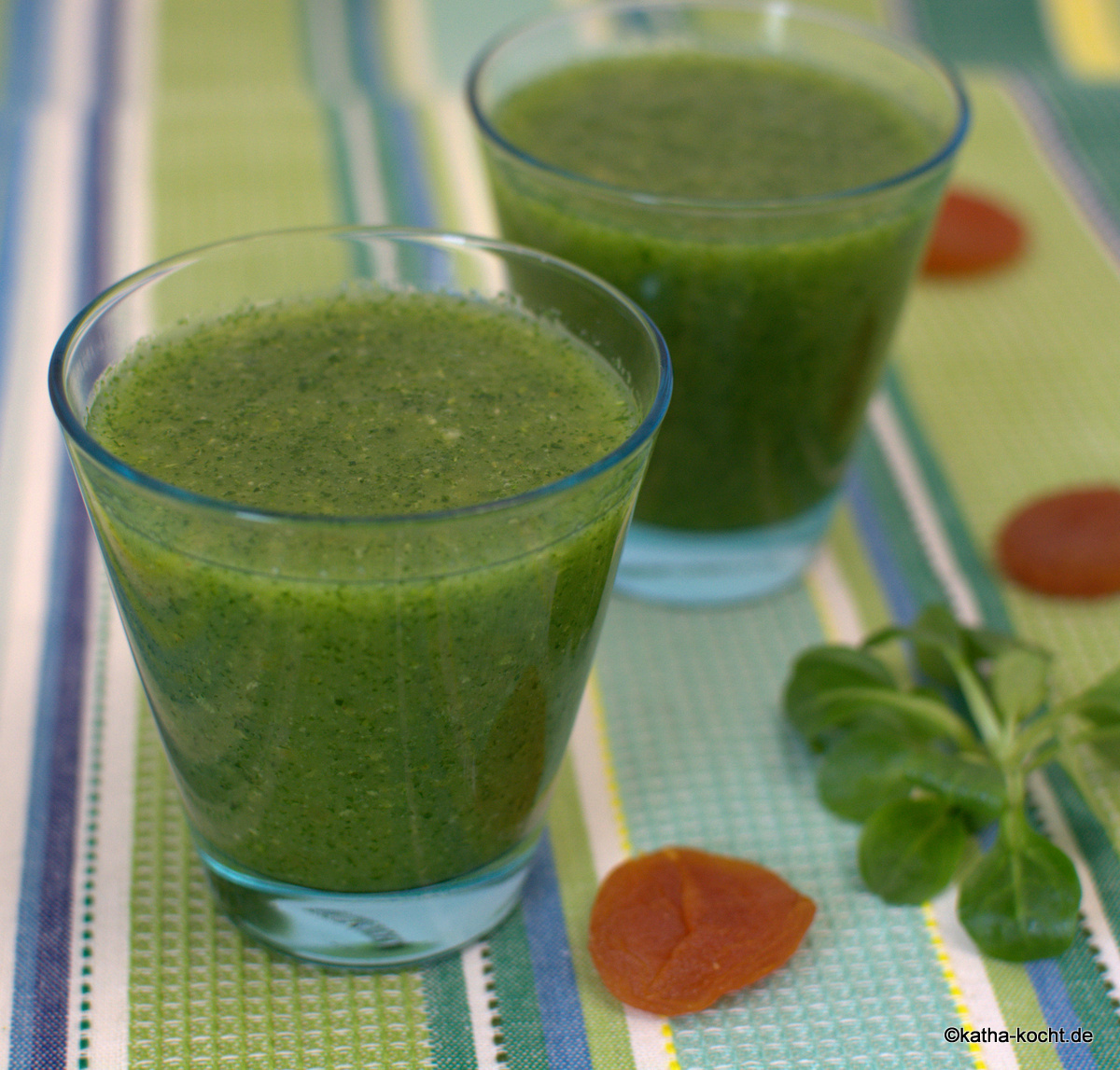 Grüner Smoothie mit Birne und Aprikose