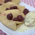 Süße Crêpes mit weiße Schokolade Mohn Eis