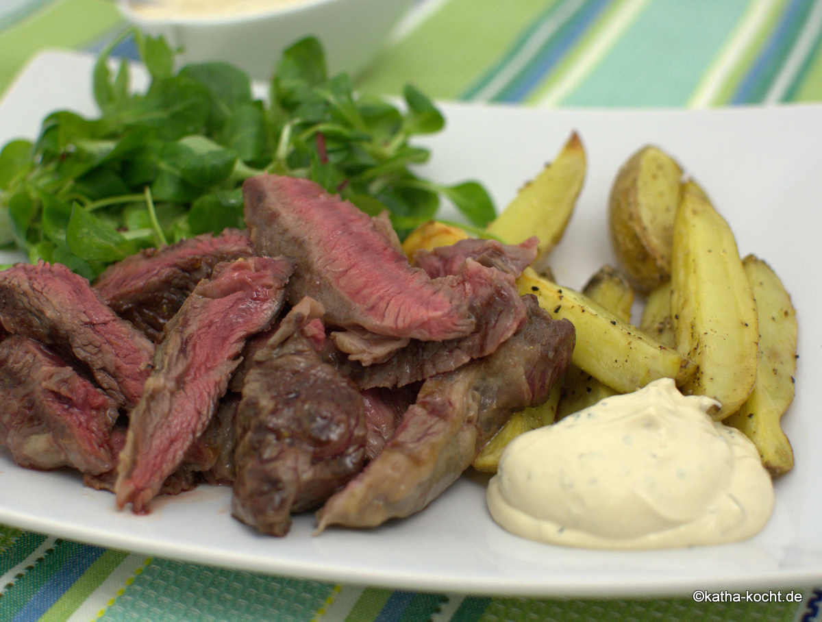 Steak mit Kartoffelspalten und Kaffee-Dip