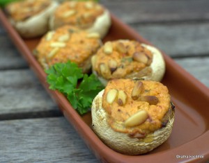 Champignons mit Paprikafüllung und Pinienkernen