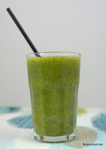 Grüner Smoothie mit Pak-Choi und Mango