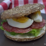 Vollkornsandwich mit Salami und Ei
