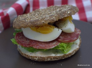 Vollkornsandwich mit Salami und Ei