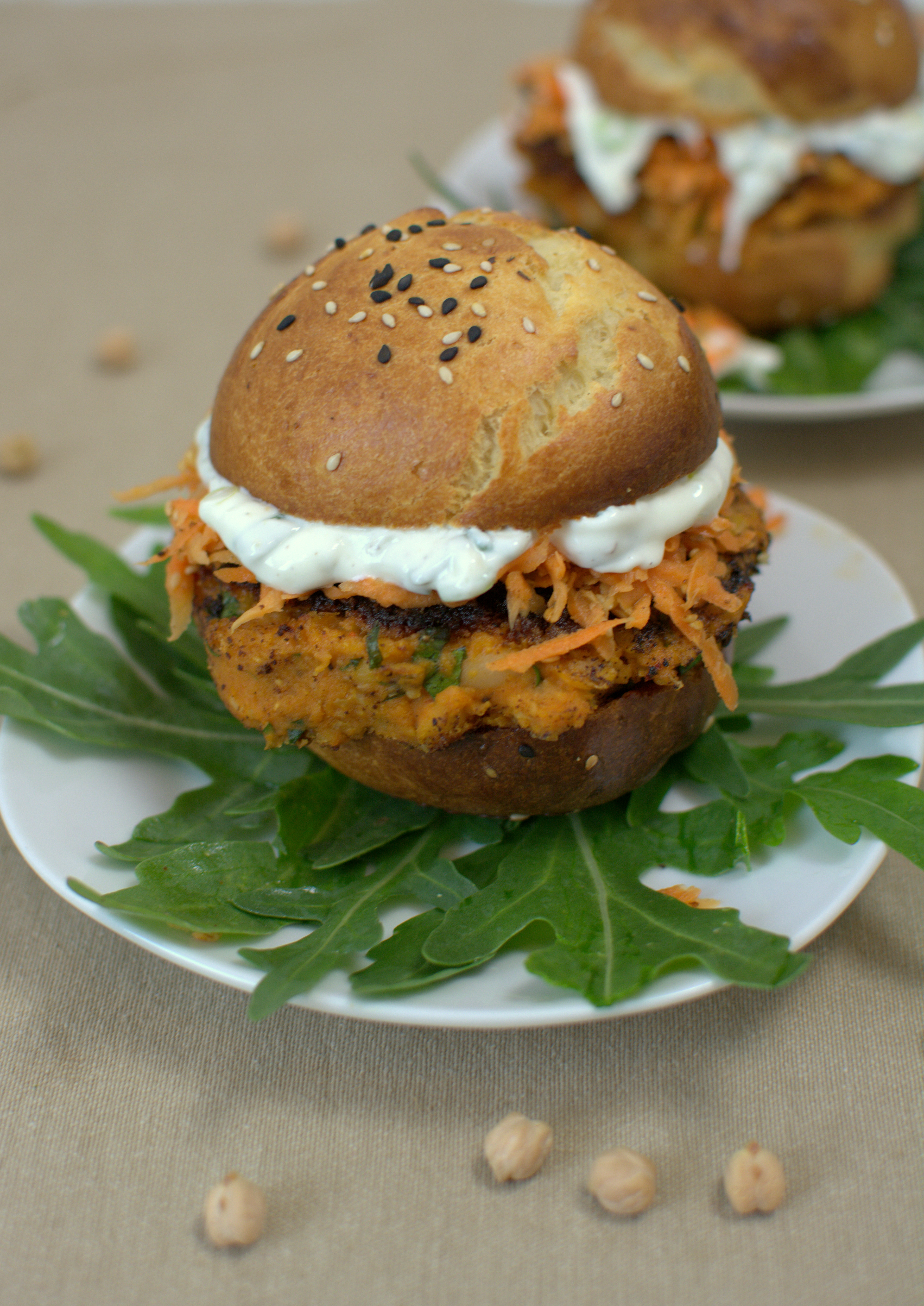 Falafel Burger mit Sesam-Karotten Salat