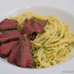 Spaghetti in Kräuterbutter mit Rinderfiletstreifen