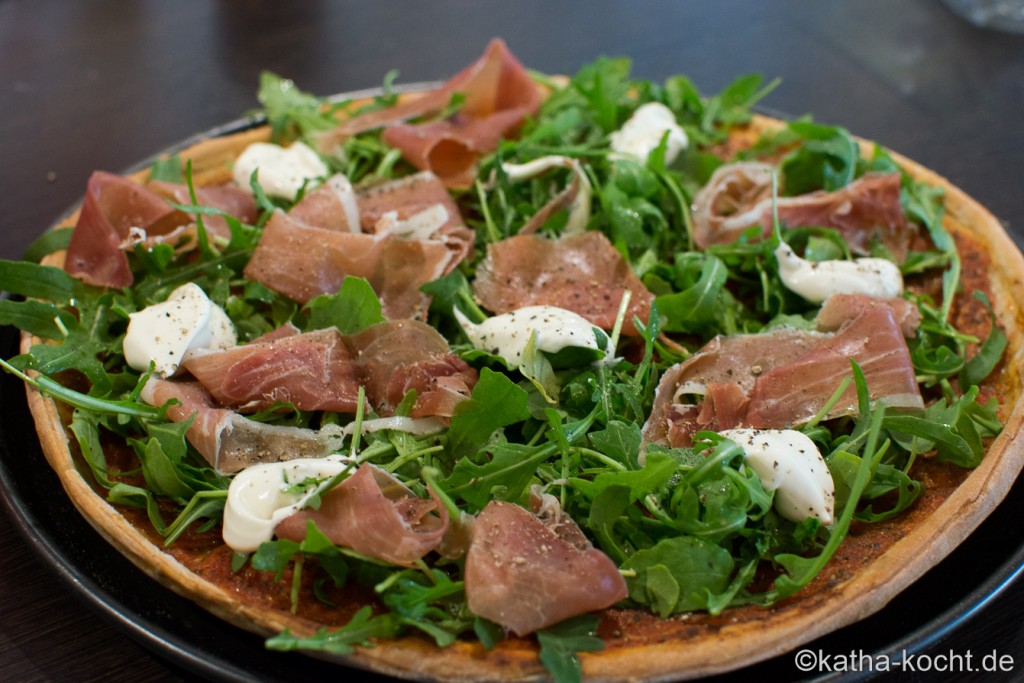 Dinkelpizza_mit_Rucola_und_Parmaschinken_ (5)