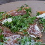 Dinkel Pizza mit Rucola und Parmaschinken