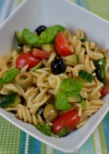 Frischer Nudelsalat für ein Picknick im Park