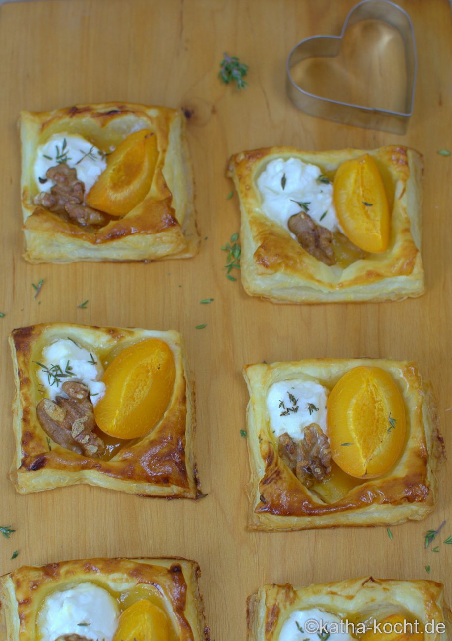 Herzige Blätterteigteilchen mit Aprikosen und Ziegenkäse - Katha-kocht! Herzige Blätterteigteilchen mit Aprikosen und Ziegenkäse - Katha-kocht!