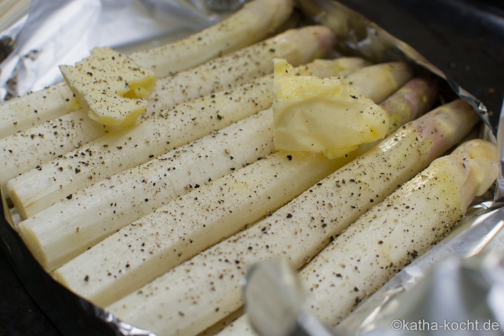 In_Folie_gebackener_Spargel_mit_Steak_ (1)