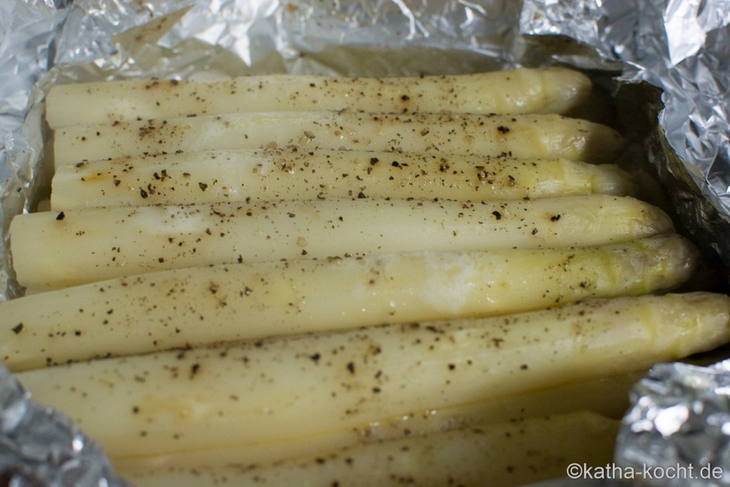 In_Folie_gebackener_Spargel_mit_Steak_ (2)