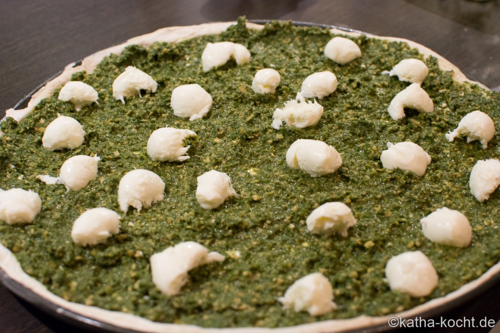Pizza_mit_Brennesselpesto_und_Parmaschinken_ (1)