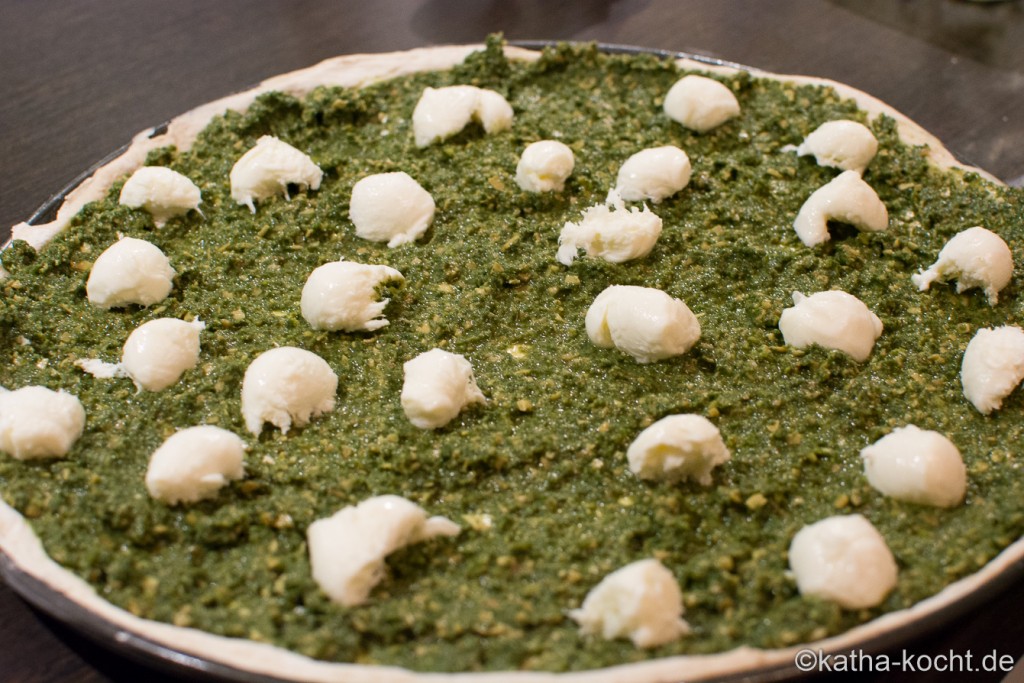 Pizza_mit_Brennesselpesto_und_Parmaschinken_ (1)