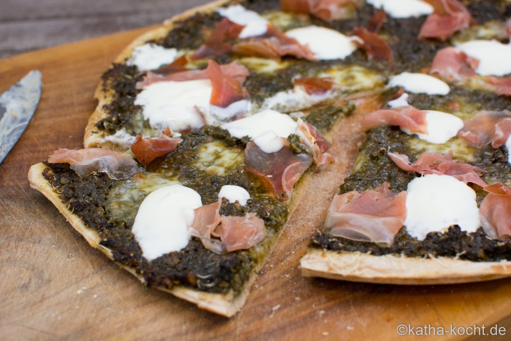 Pizza_mit_Brennesselpesto_und_Parmaschinken_ (3)