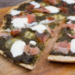 Dinkel Pizza mit Brennessel Pesto und Parmaschinken