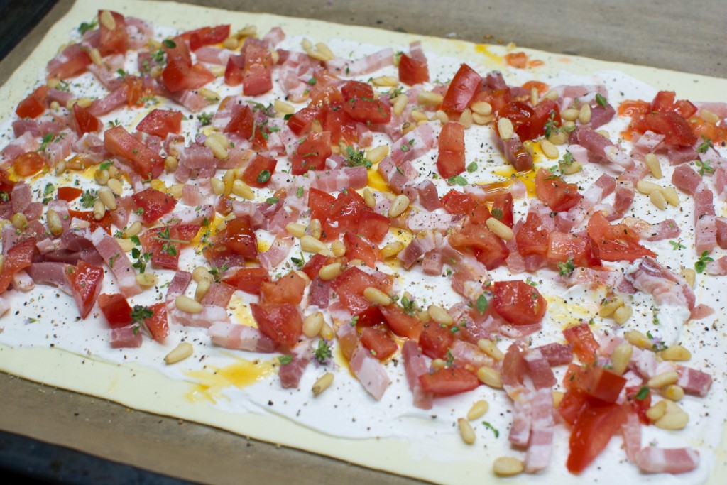 Blaetterteigpizza_mit_Speck_und_Tomaten (1)