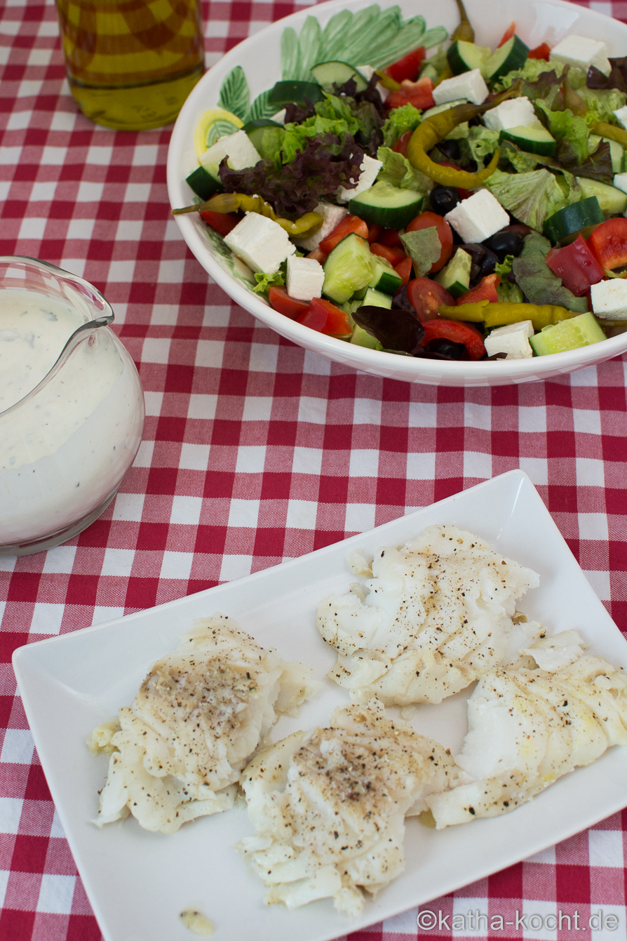 Kabeljau auf buntem Salat