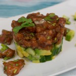 Lachs Tartar auf Gurke-Avocado Salat