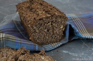 Dunkles Treber Brot mit Körnern