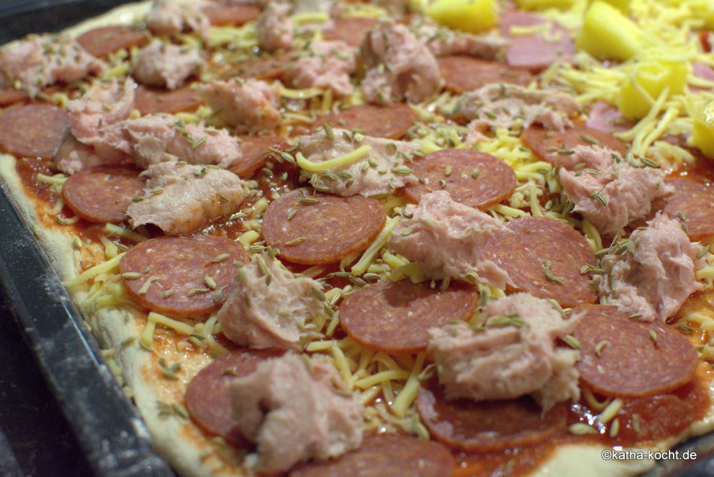 Pizza_mit_Salami_und_Wurst_ (1)