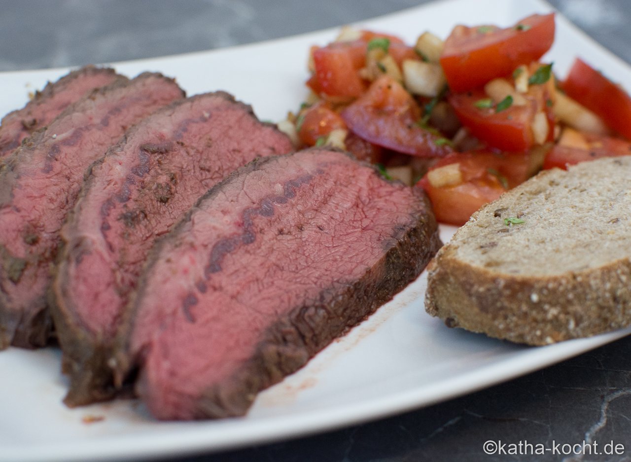 Rinder-Schäufle mit Tomatensalat