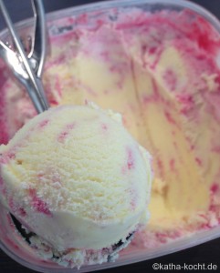 Eierlikör Eis mit Johannisbeer Swirl