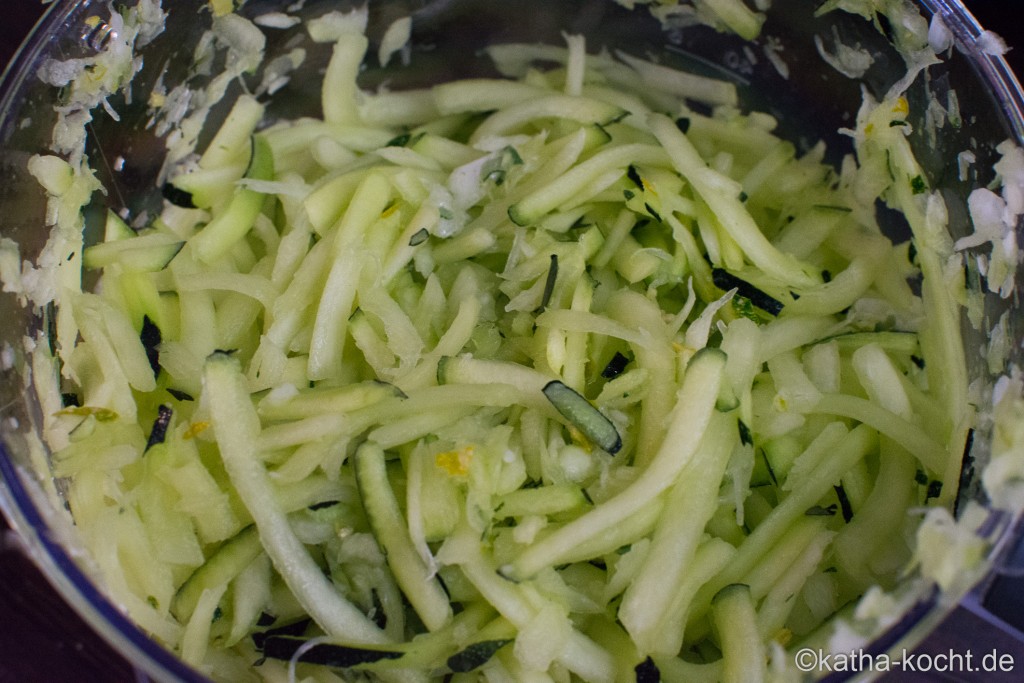 Herzhafter_Zucchinikuchen_mit_Zwiebeln_ (1)