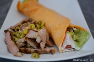 Paprika Crêpes mit bunter Salatfüllung