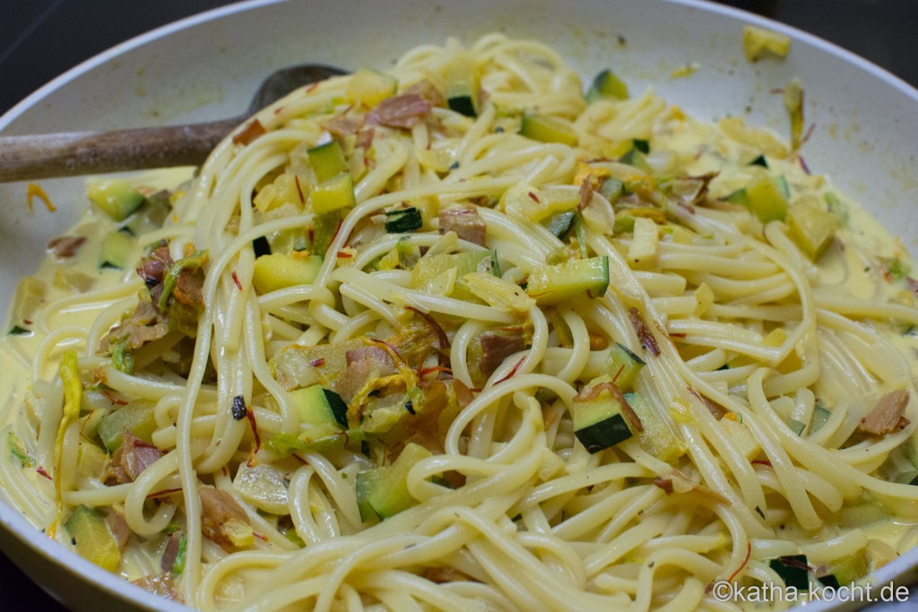 Pasta_mit_Zucchiniblüten_in_Safransauce_ (10)